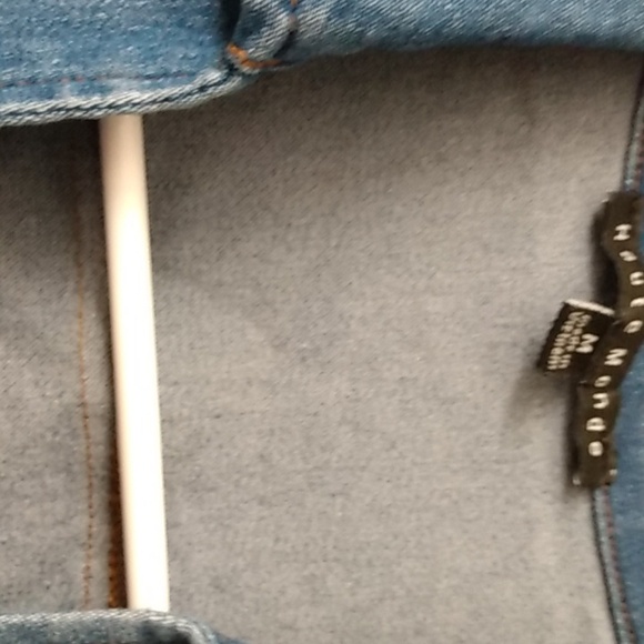 Women's knee length denim dress size medium, runs like a size 4. Zip up - Picture 4 of 10